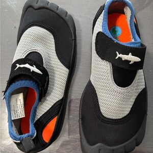 Water Shoes Beach/Swim Pool Shoes UPF 50 Toe Bumper  Grey/Black Boys Size 13-1